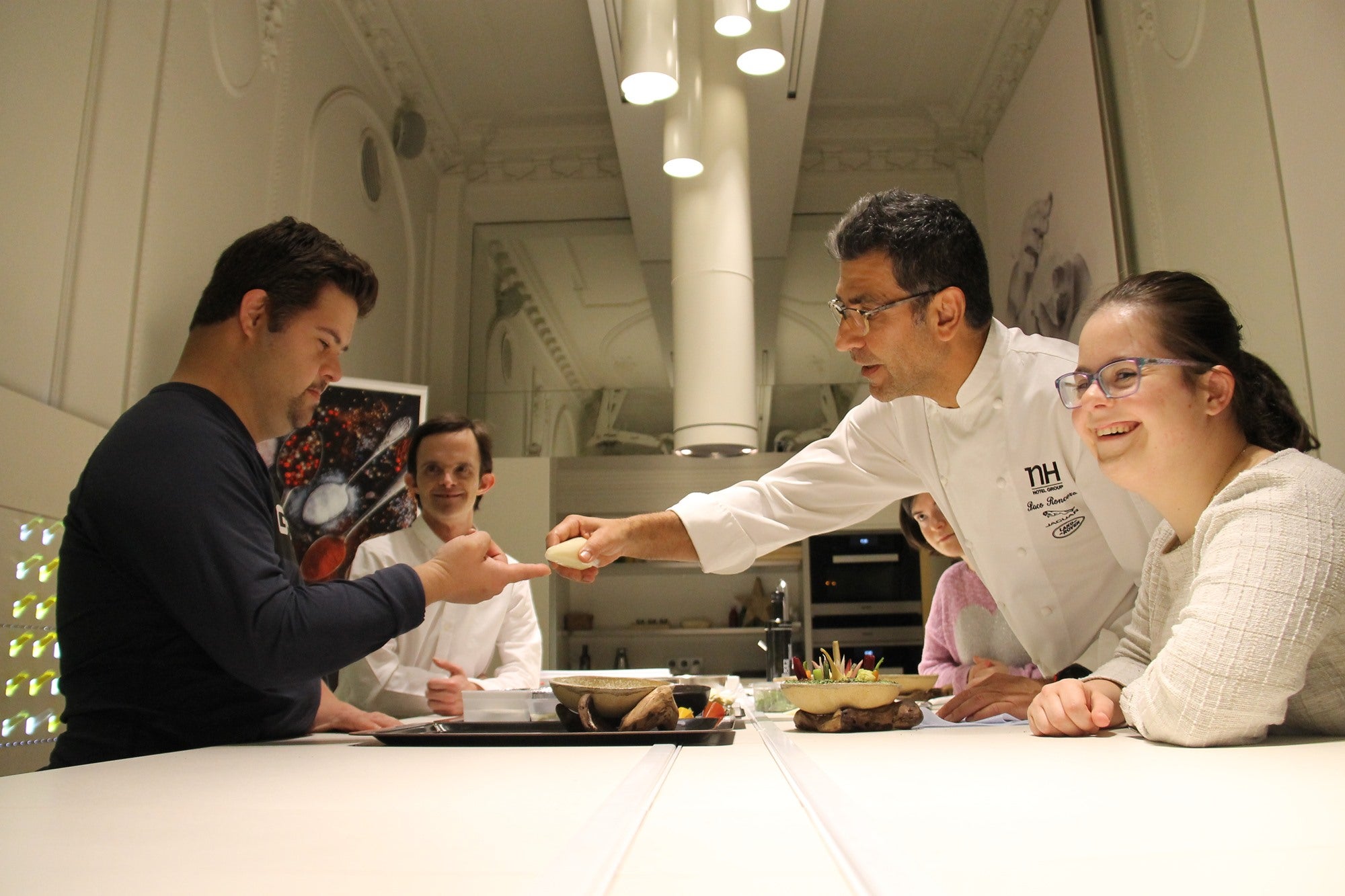 Paco Roncero es uno de los laureados cocineros que colaboran en el proyecto. Foto: Down Madrid.