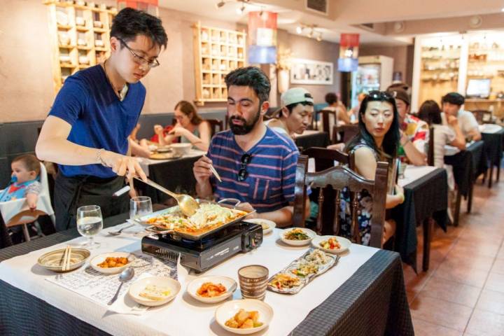 Sala del restaurante coreano, Soban, en Barcelona con un plato de Dak kalvi sobre la mesa de un comensal.