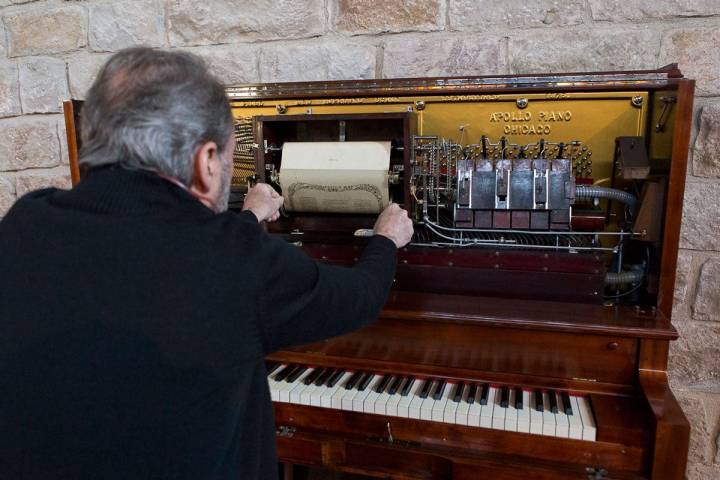 Ramón Sunyer, fonotecario de la Unidad de Sonoros y Audiovisuales, preparando la pianola.