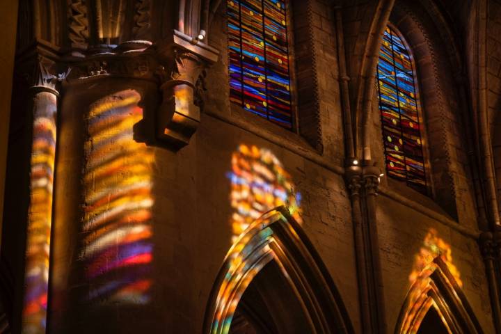 Juego de colores de las vidrieras de la catedral de Cuenca