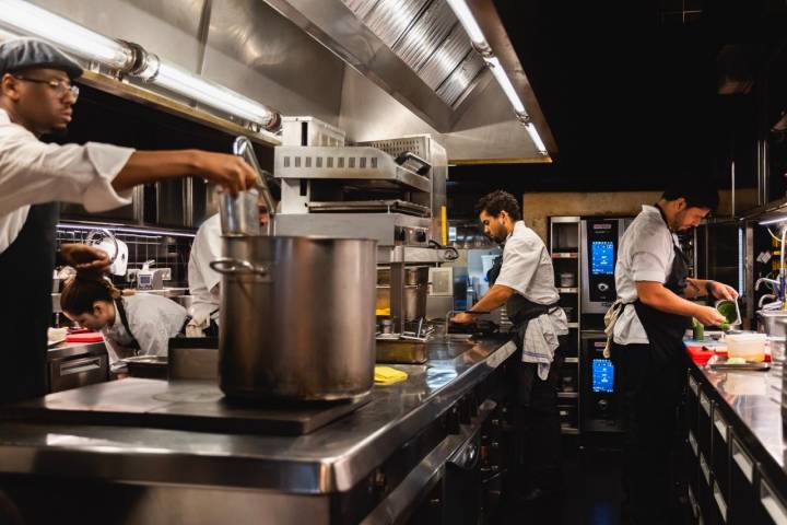 A cozinha está oleada até ao mais ínfimo detalhe