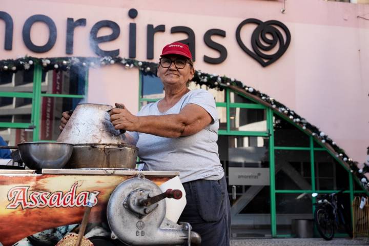 Lurdes Pinto vende castanhas em frente ao Centro Comercial Amoreiras.