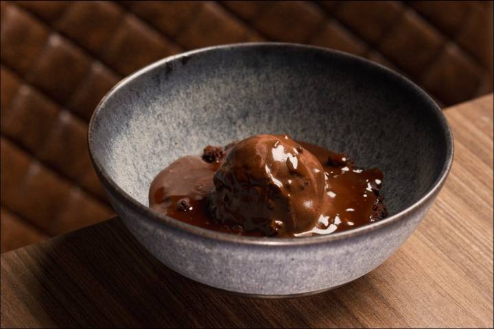 Migas de chocolate, sopa quente de chocolate preto e gelado. Foto: José María Casco/ Nextgastro