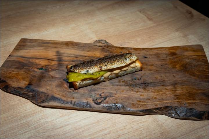 Sardinha defumada com gazpachuelo das suas raspas e brioche