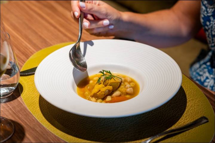 Ensopado de feijão pocha com ventresca de cação em escabeche.