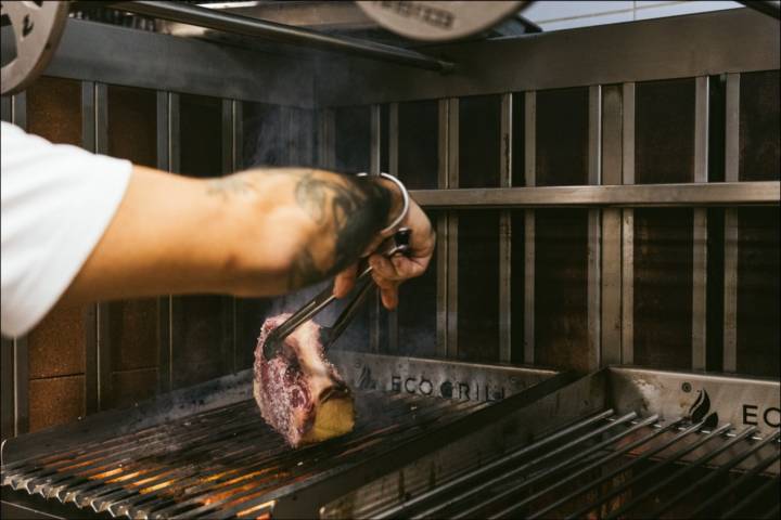 O chefe pôs uma grelha à janela a lembrar os restaurantes de bairro