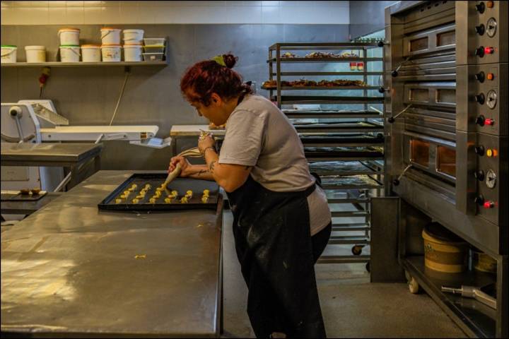 Na cozinha da Mexicana, em Lisboa, Celeste Rosa prepara toda a montra de pastelaria com um ajudante