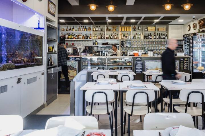 Interior del restaurante con pecera para el marisco