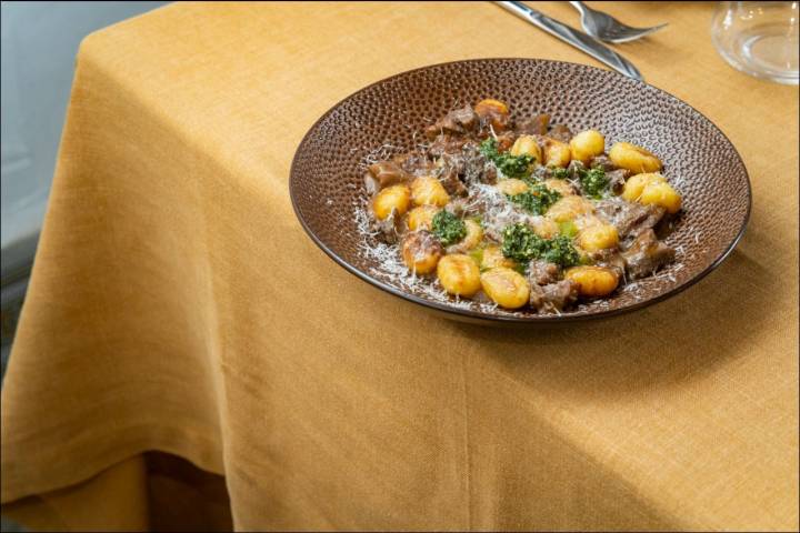 Ragu de caça com gnocchi de batata e pesto