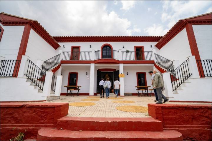 O restaurante ocupa um edifício antigo nos arredores de Fuenteheridos, com fachada branca e bordas bordeaux