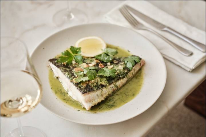 Robalo grelhado, caldo à Bulhão Pato, alliums tostados ©Charles McCay