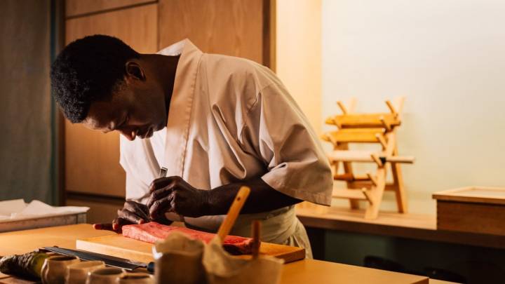 Chef Domingo preparando sushi