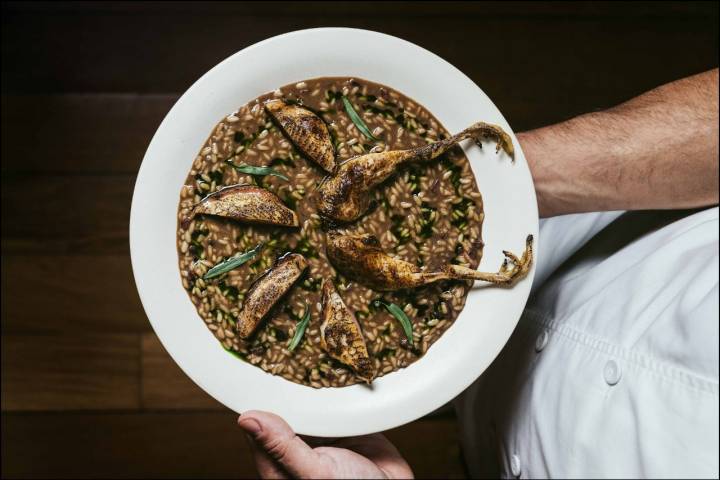 A cabidela de codorniz com vinagre da arroz e cereja