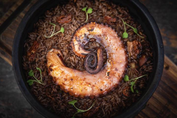 Emplatado de paella en el restaurante