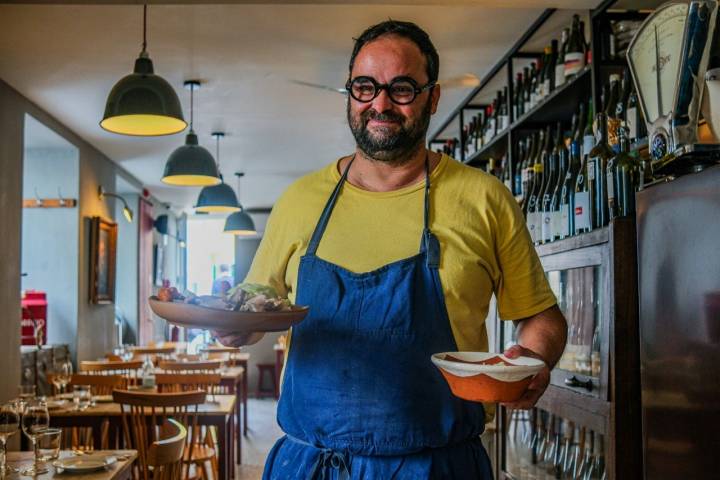 Leopoldo Calhau serve o cozido na travessa e o caldo e o arroz em malgas de barro