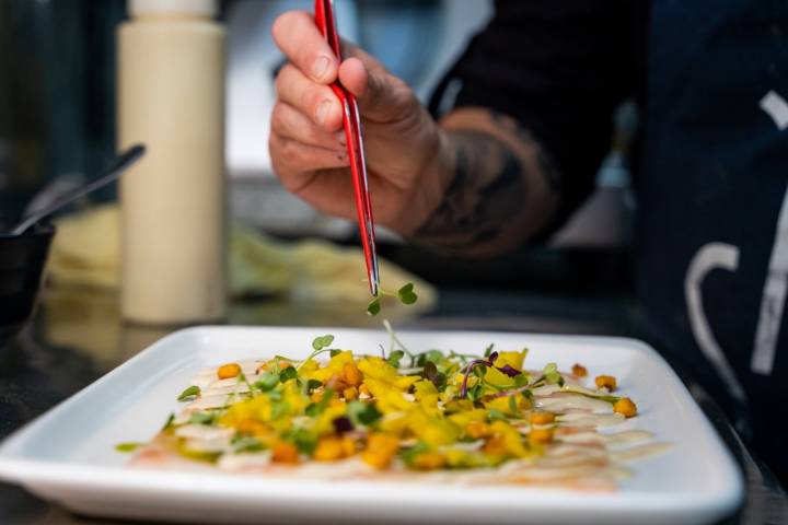 O carpaccio de camarão vermelho e "ajoblanco" de coco e manga é acompanhado de milho frito crocante