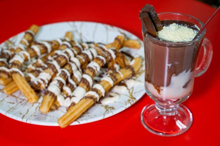 Os churros podem ser banhados em chocolate de leite e chocolate branco