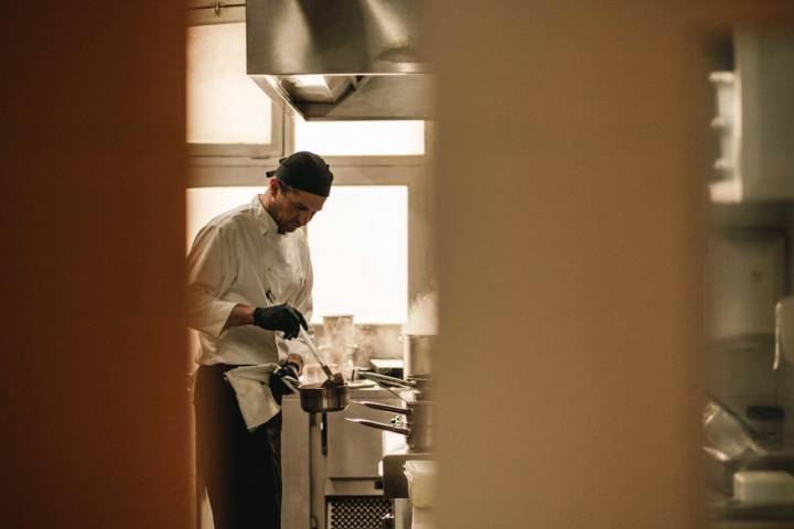 cocinero del restaurante en mitad del servicio