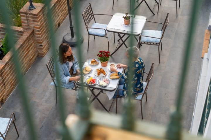 A esplanada, rodeada por árvores e flores, é um recanto ideal para o pequeno-almoço