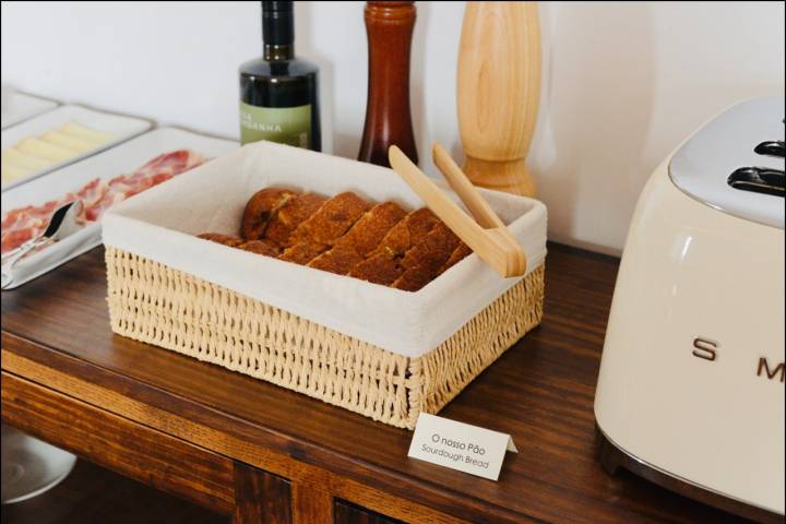 O pão é feito na casa, como quase tudo o que encontra ao pequeno-almoço 