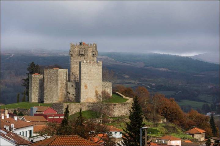 Come-se polvo na zona raiana do Alto Minho e Trás-os-Montes por influência da Galiza. Na fotografia vê-se o Castelo de Montalegre