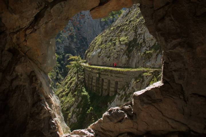 O caminho que parte de Poncebos oferece uma paisagem natural única