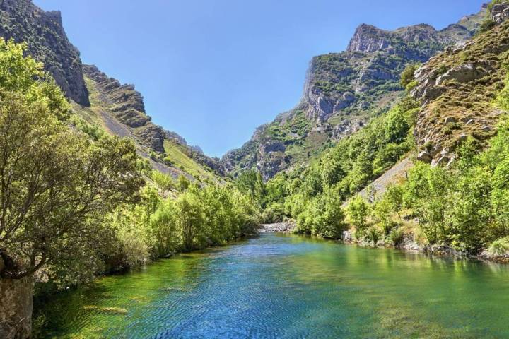 A barragem de Caín, em plena rota de Cares