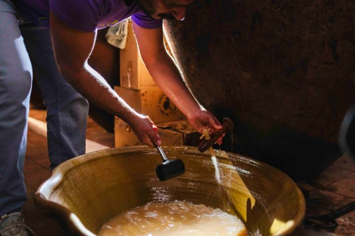 Colocada a torneira, controla-se o vinho