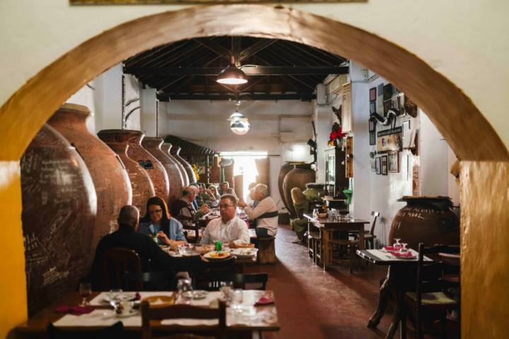 No País das Uvas come-se, entre outros, Carne de alguidar, Sopa de Cação ou Feijão com cardo em azeite.