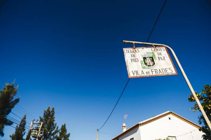 Terras de Pão, Gentes de Paz” lê-se na placa à entrada de Vila de Frades