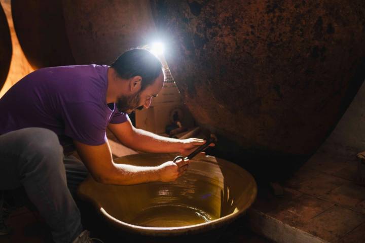 O batoque de cortiça é furado com uma roca de ferro