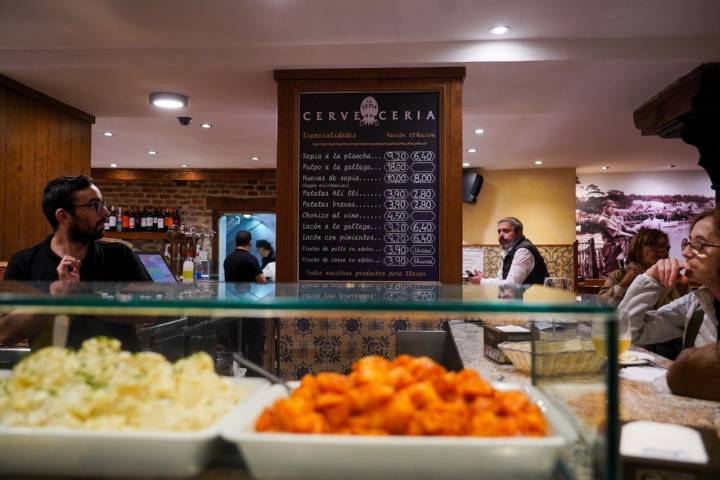 Pizarra con las raciones y precios del Bar La Sepia de Valladolid.