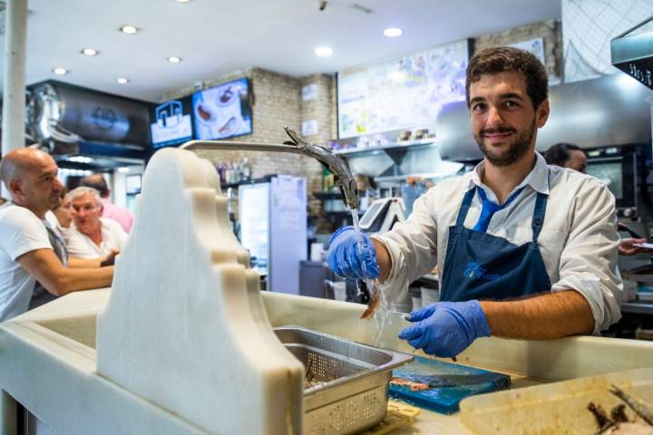 Las anchoas se limpian una a una a la vista del cliente. Foto: Eva Máñez.