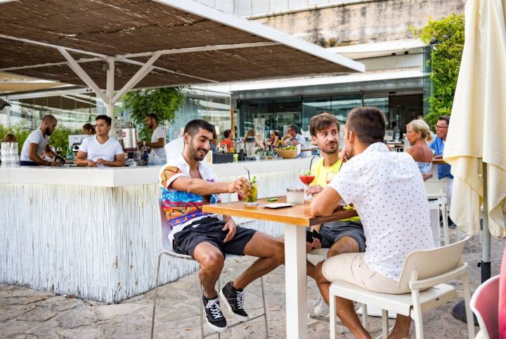 Terrazas en Palma: Es Baluard Restaurant & Lounge (clientes tomando una copa)