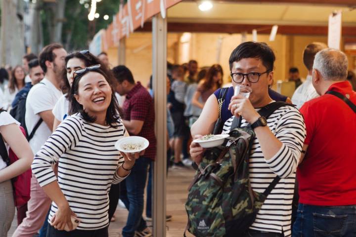 Tast a la Rambla: turistas comiendo