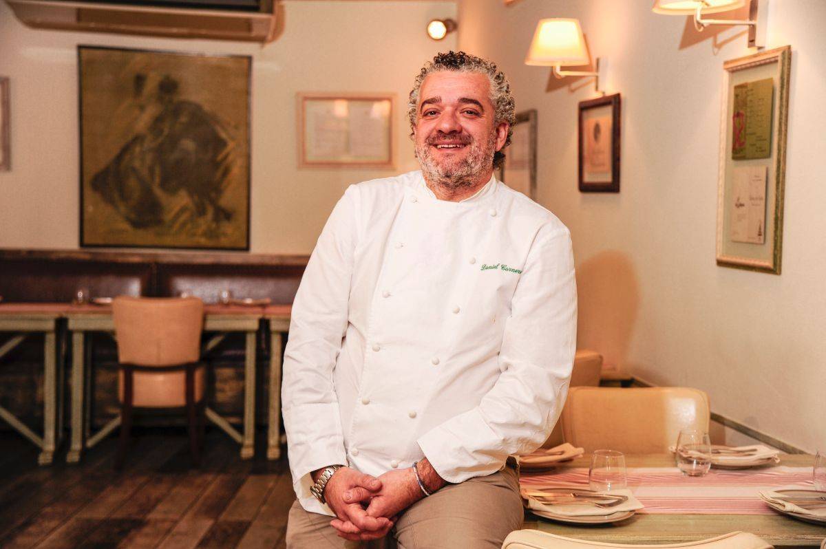 El chef Daniel Carnero posa sonriente en su restaurante. Foto: Jorge Ogalla.