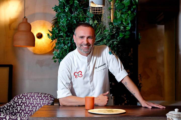 El chef madrileño sonriente en una de las mesas de su nuevo 'Invernadero'.