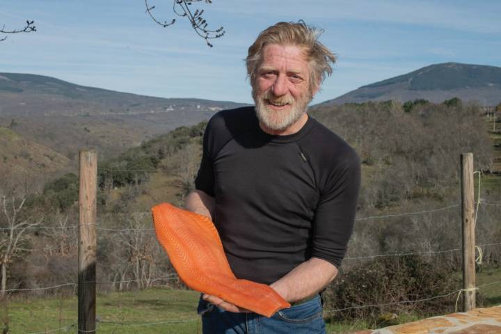 El salmón ahumado de Jorge Durán se hace en el corazón de la sierra madrileña.