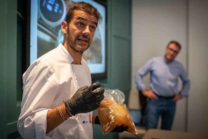 El cocinero Héctor López muestra el caldo que hace con la culata de contra