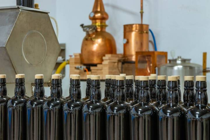 Botellas y alambique en la bodega El Mondero