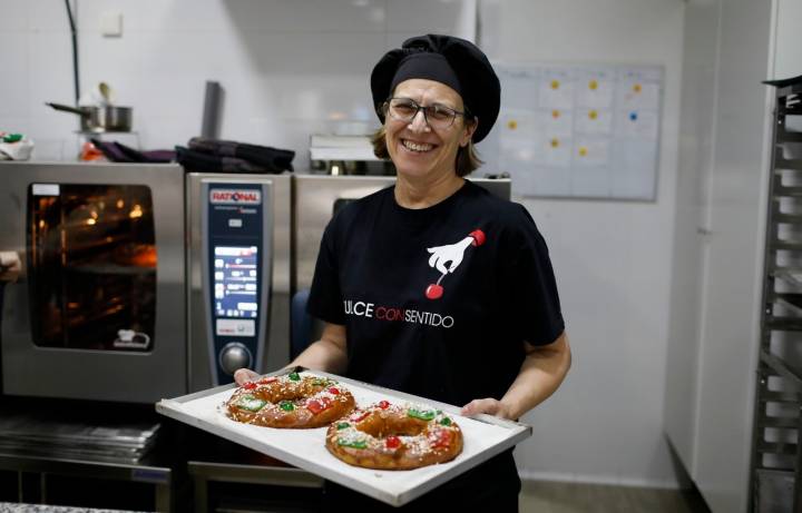 Después de 30 años en la banca, Teresa Consuegra se lanzó a la pastelería inclusiva.