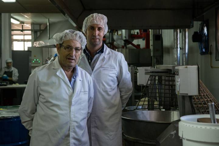 Ricardo Coloma, padre e hijo, en su fábrica familiar.