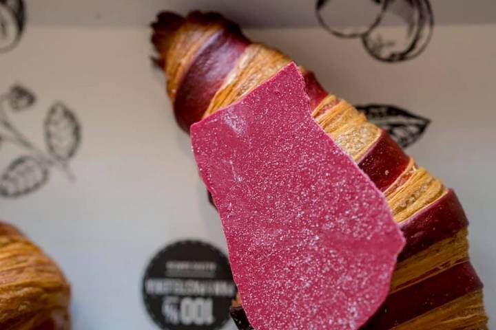 El 'croissant' bicolor de '100% Pan y Pastelería'. Foto: Facebook.