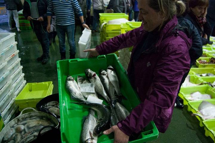 Nati Tubío ya tiene elegido el pescado que venderá en su puesto del Mercado de Abastos.
