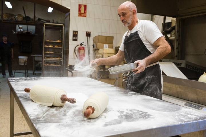 José Luis llenando la mesa de harina.