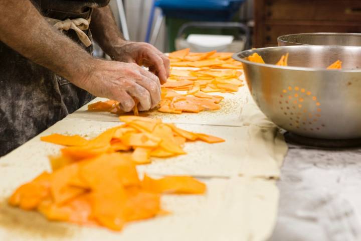 Añadiendo la calabaza a la masa.