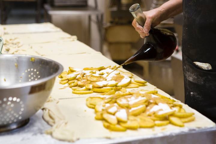 Este empanadico es de manzana, por lo que le echan vino.