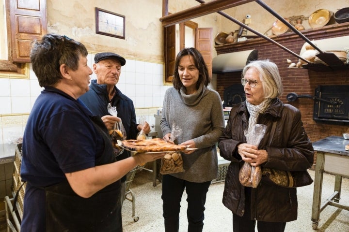 Clientes probando el empanadico.