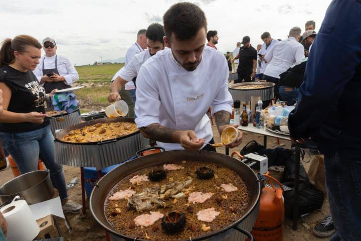 Uno de los cocineros de 'Clandestinos 2023' preparando su paella