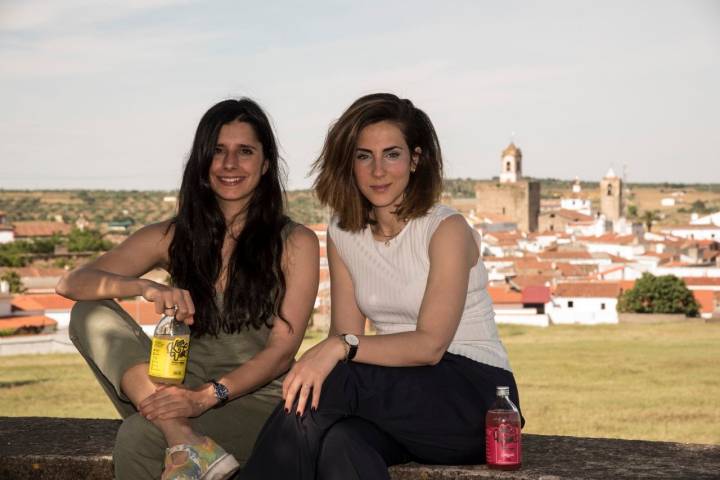Las dos jóvenes que han revolucionado las costumbres de los habitantes de Fregenal de la Sierra. Foto: 'Komvida'